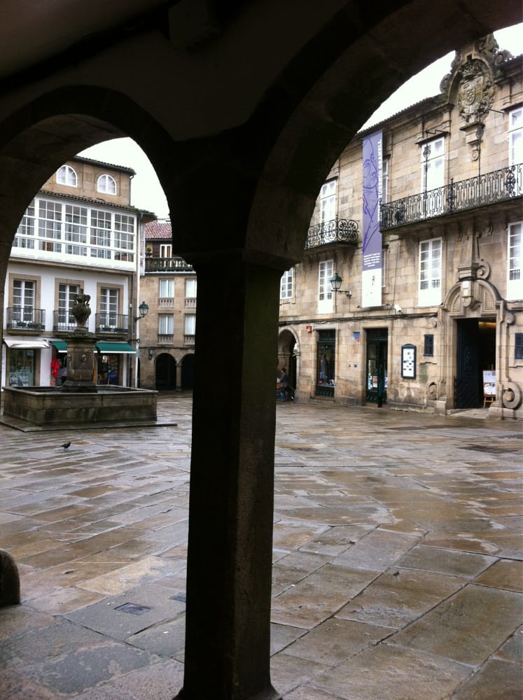 https://mdw-travel-data-us-east-1.s3.amazonaws.com/img/country/Spain/Praza-de-Toural/img_04.jpg