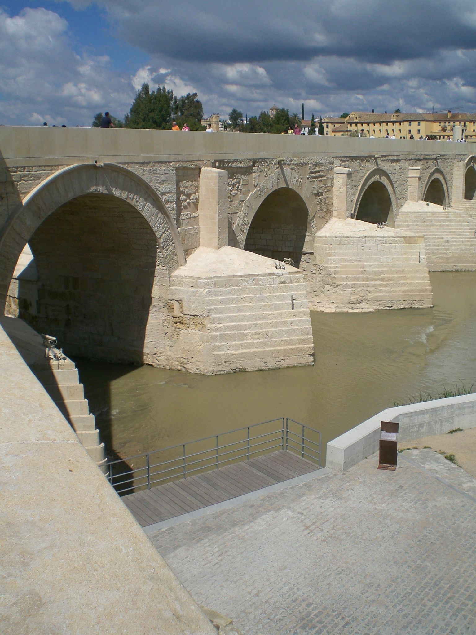 https://mdw-travel-data-us-east-1.s3.amazonaws.com/img/country/Spain/Puente-Romano/img_04.jpg