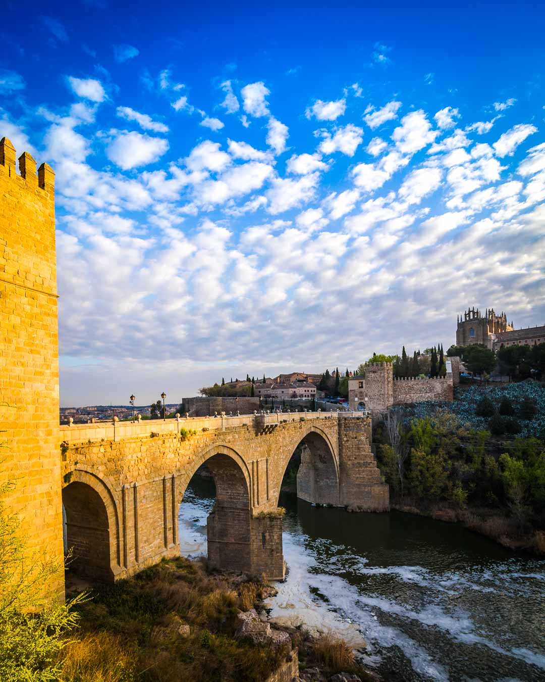 https://mdw-travel-data-us-east-1.s3.amazonaws.com/img/country/Spain/Puente-de-San-Martin/img_01.jpg