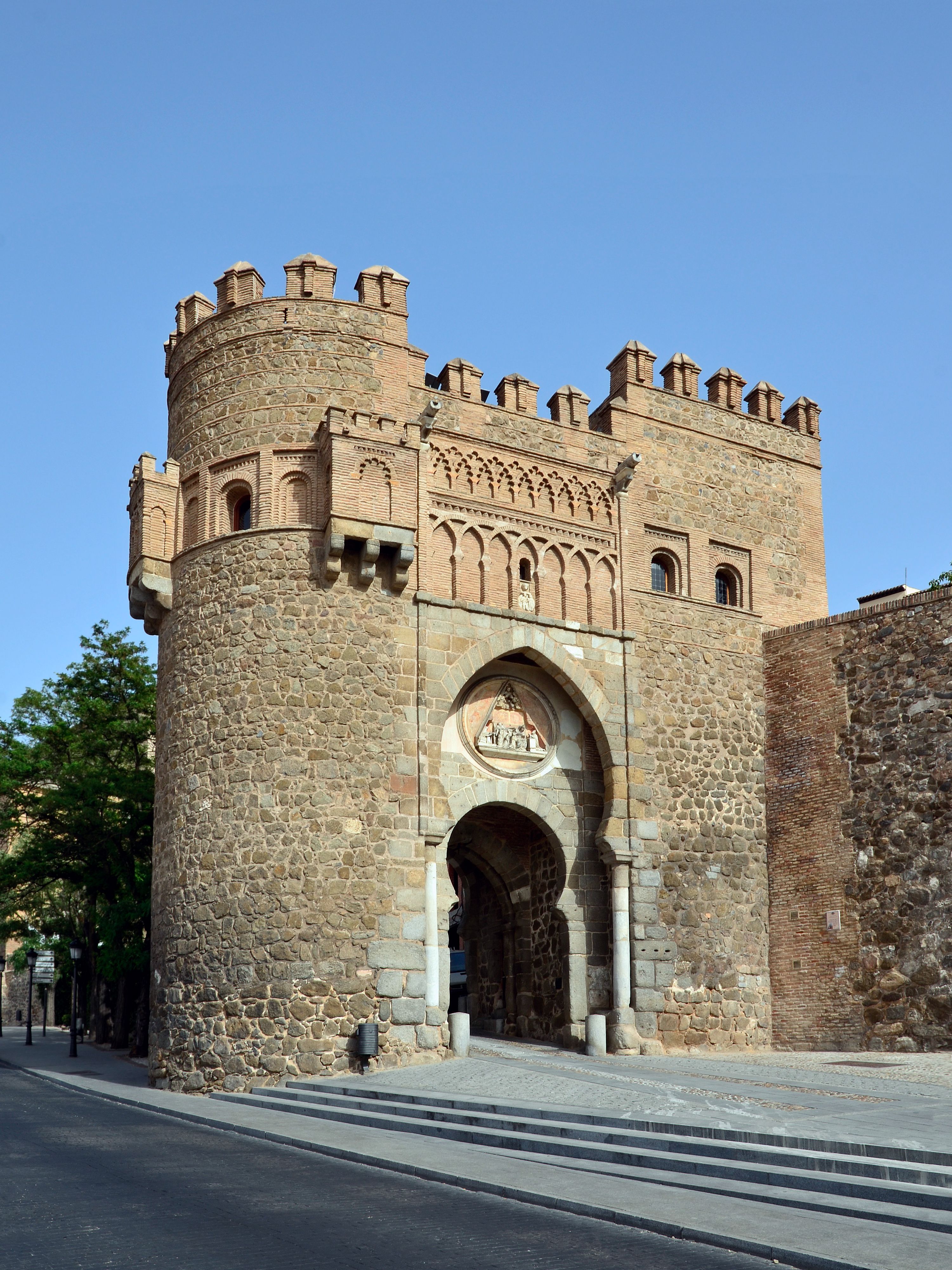 https://mdw-travel-data-us-east-1.s3.amazonaws.com/img/country/Spain/Puerta-del-Sol/img_01.jpg