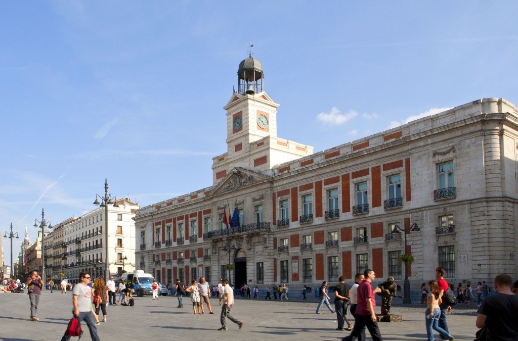https://mdw-travel-data-us-east-1.s3.amazonaws.com/img/country/Spain/Puerta-del-Sol/img_02.jpg