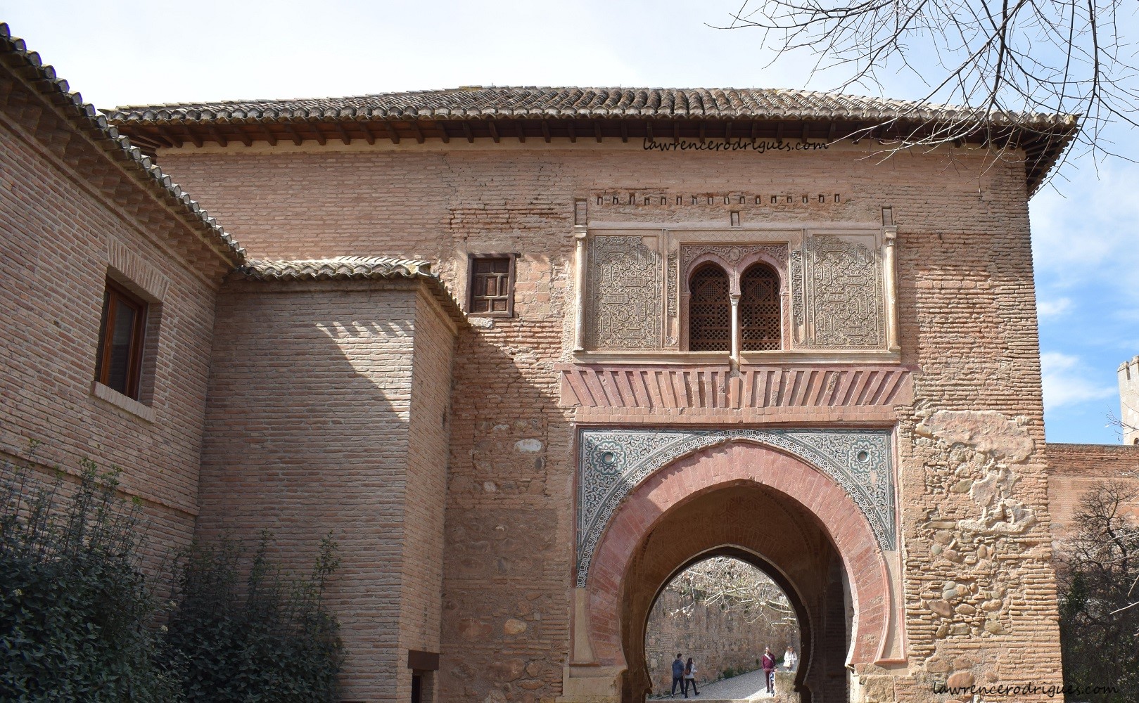 https://mdw-travel-data-us-east-1.s3.amazonaws.com/img/country/Spain/Puerta-del-Vino/img_01.jpg