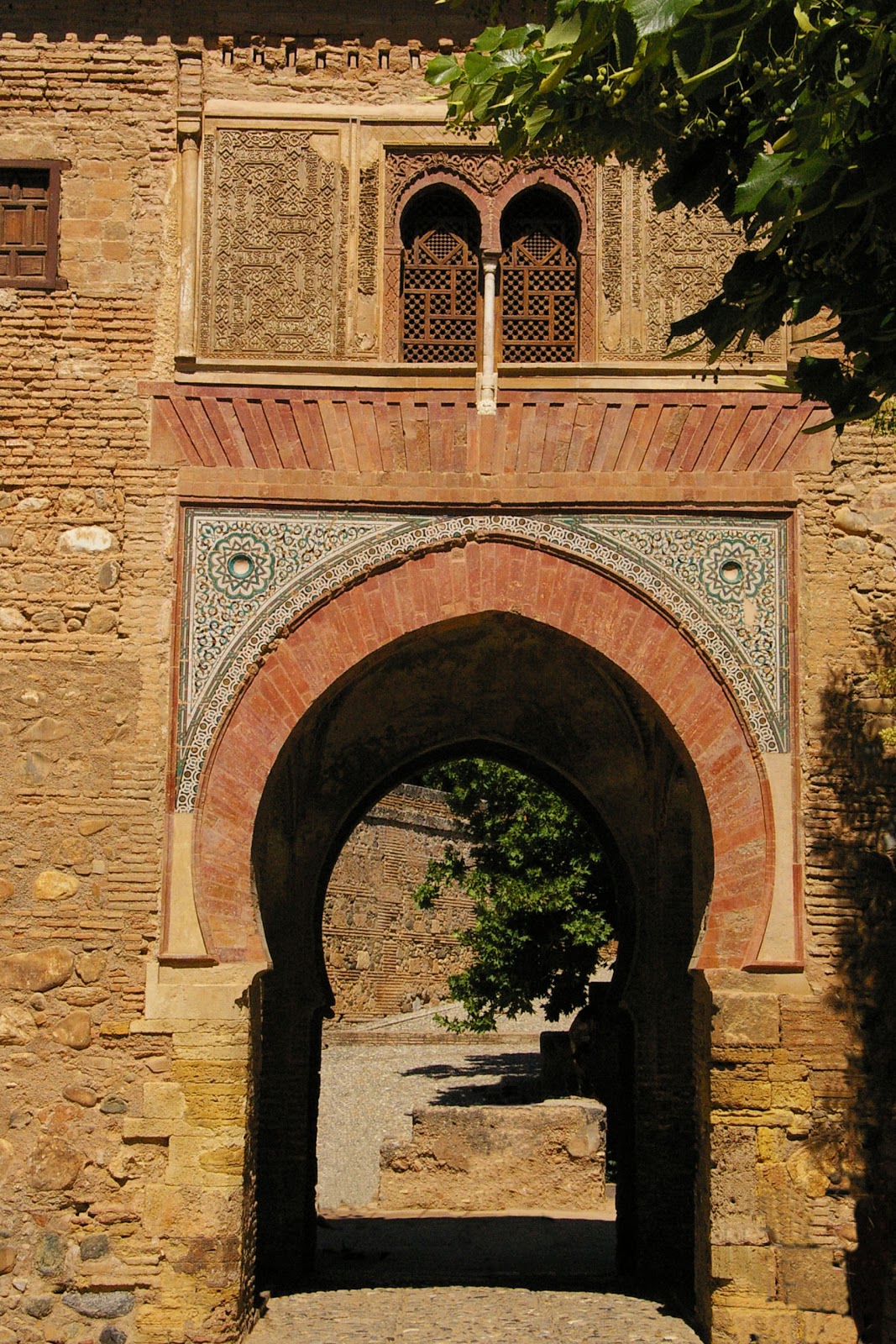 https://mdw-travel-data-us-east-1.s3.amazonaws.com/img/country/Spain/Puerta-del-Vino/img_03.jpg