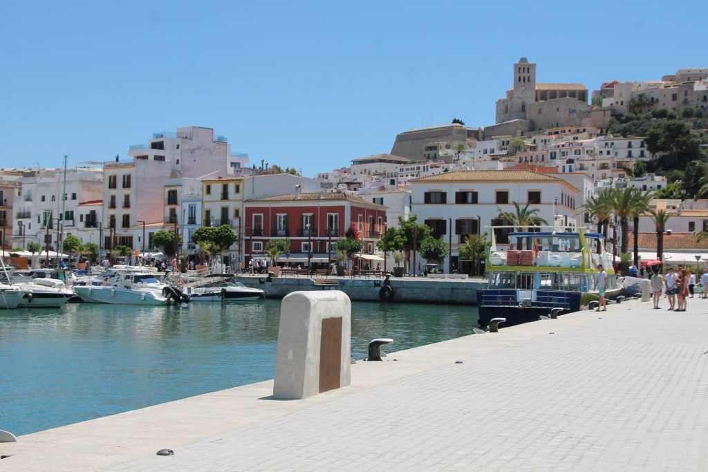 https://mdw-travel-data-us-east-1.s3.amazonaws.com/img/country/Spain/Puerto-de-Ibiza/img_01.jpg