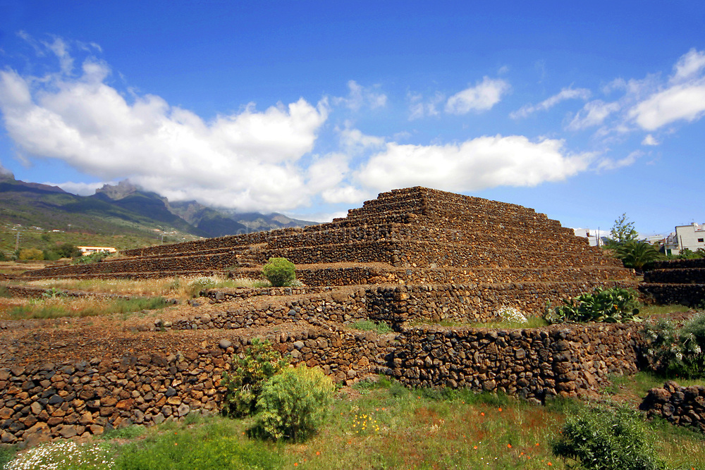 https://mdw-travel-data-us-east-1.s3.amazonaws.com/img/country/Spain/Pyramids-of-Guimar/img_02.jpg