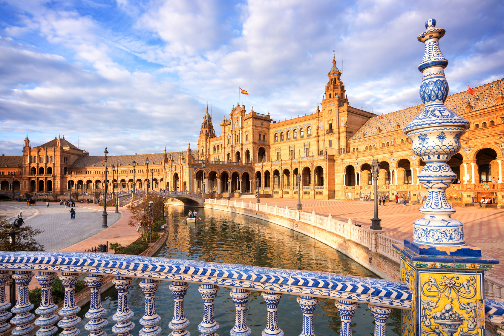 https://mdw-travel-data-us-east-1.s3.amazonaws.com/img/country/Spain/Real-Alcazar-of-Seville/img_02.jpg