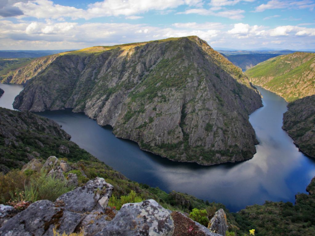 https://mdw-travel-data-us-east-1.s3.amazonaws.com/img/country/Spain/Ribeira-Sacra/img_01.jpg
