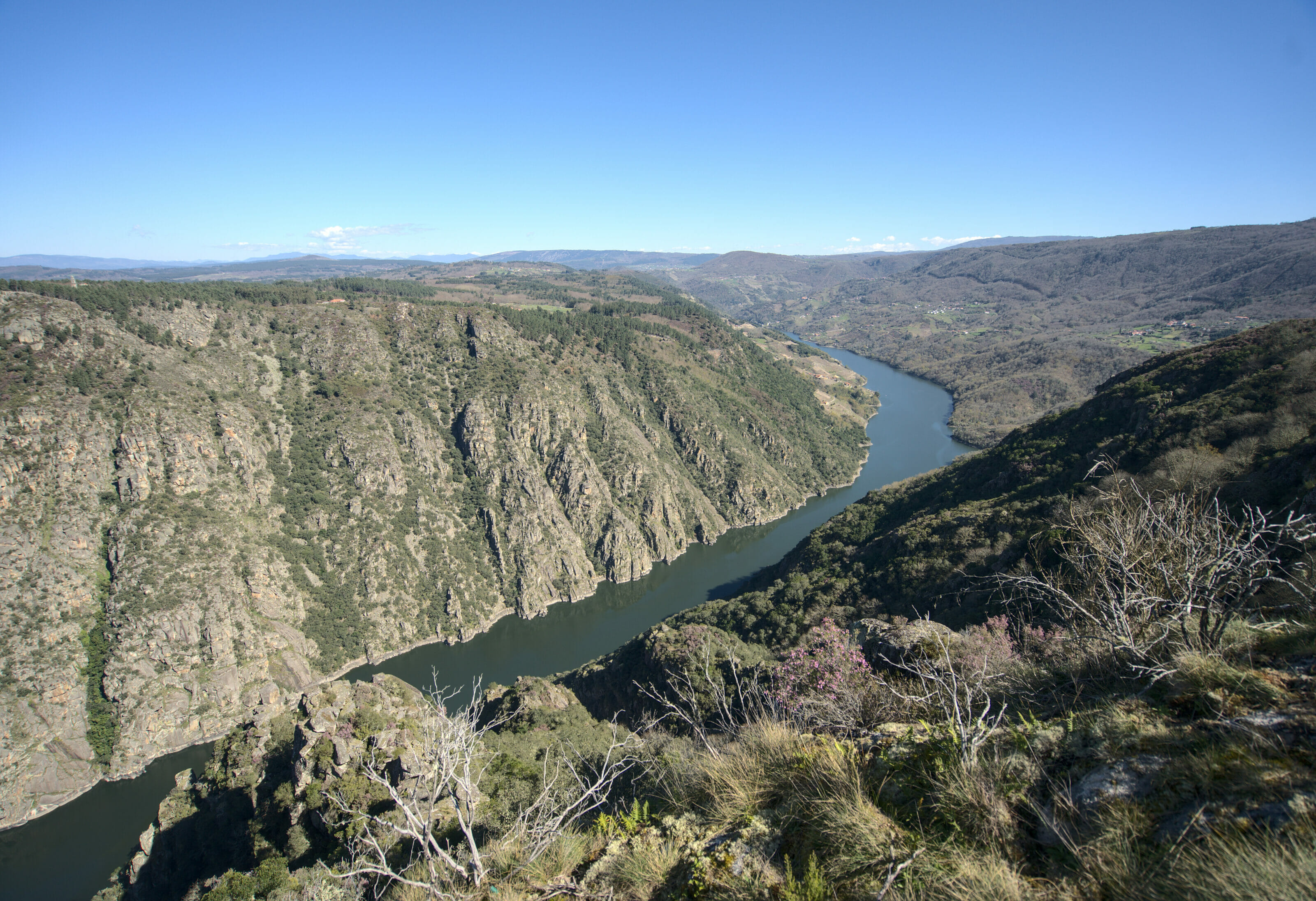 https://mdw-travel-data-us-east-1.s3.amazonaws.com/img/country/Spain/Ribeira-Sacra/img_02.jpg