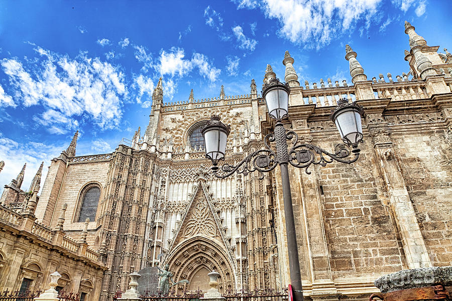 https://mdw-travel-data-us-east-1.s3.amazonaws.com/img/country/Spain/Royal-Chapel-of-Granada/img_01.jpg