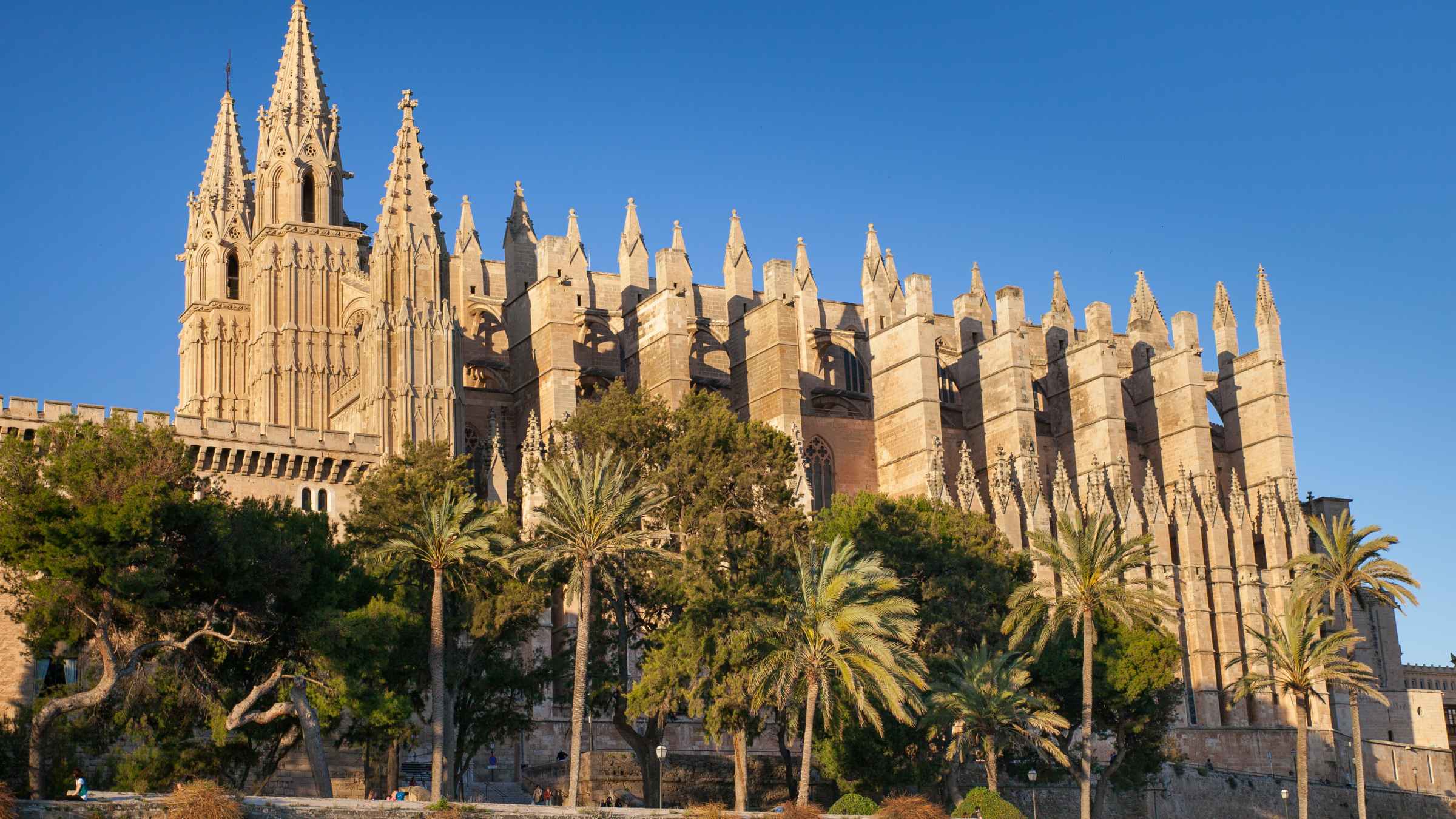 https://mdw-travel-data-us-east-1.s3.amazonaws.com/img/country/Spain/Royal-Palace-of-La-Almudaina/img_00.jpg