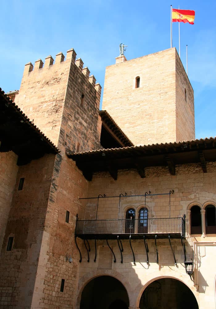 https://mdw-travel-data-us-east-1.s3.amazonaws.com/img/country/Spain/Royal-Palace-of-La-Almudaina/img_01.jpg