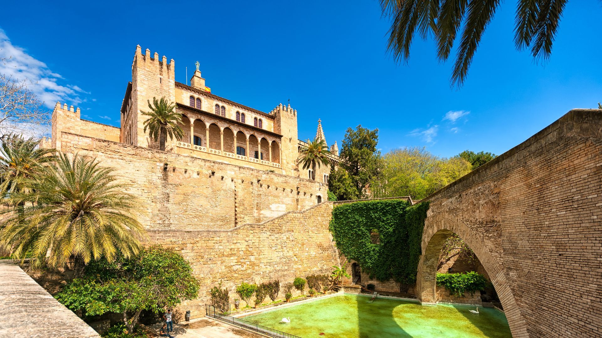 https://mdw-travel-data-us-east-1.s3.amazonaws.com/img/country/Spain/Royal-Palace-of-La-Almudaina/img_02.jpg