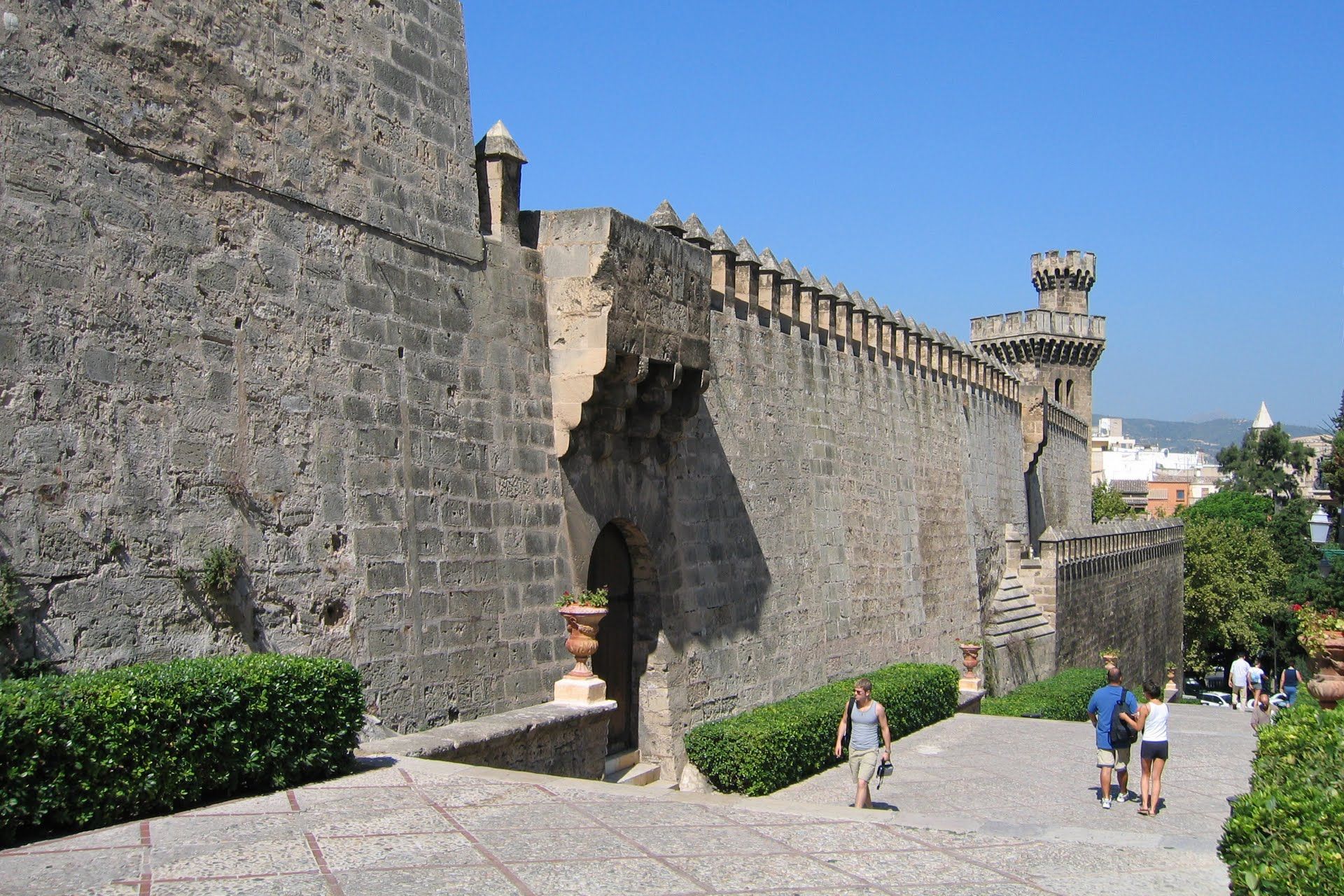 https://mdw-travel-data-us-east-1.s3.amazonaws.com/img/country/Spain/Royal-Palace-of-La-Almudaina/img_03.jpg