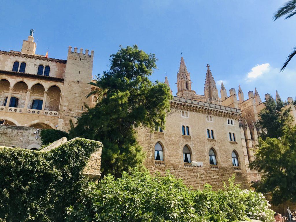 https://mdw-travel-data-us-east-1.s3.amazonaws.com/img/country/Spain/Royal-Palace-of-La-Almudaina/img_05.jpg