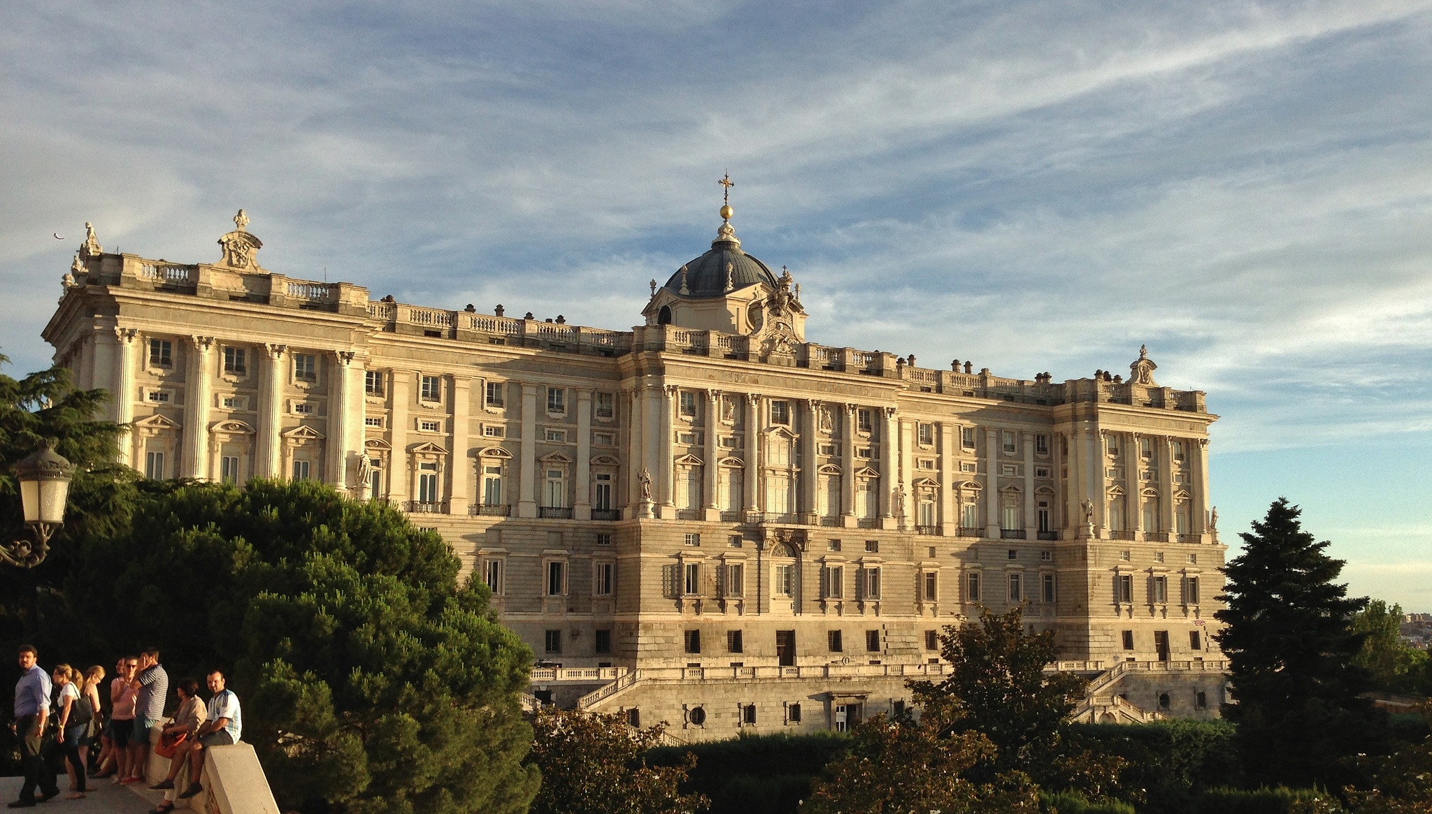 https://mdw-travel-data-us-east-1.s3.amazonaws.com/img/country/Spain/Royal-Palace-of-Madrid/img_00.jpg