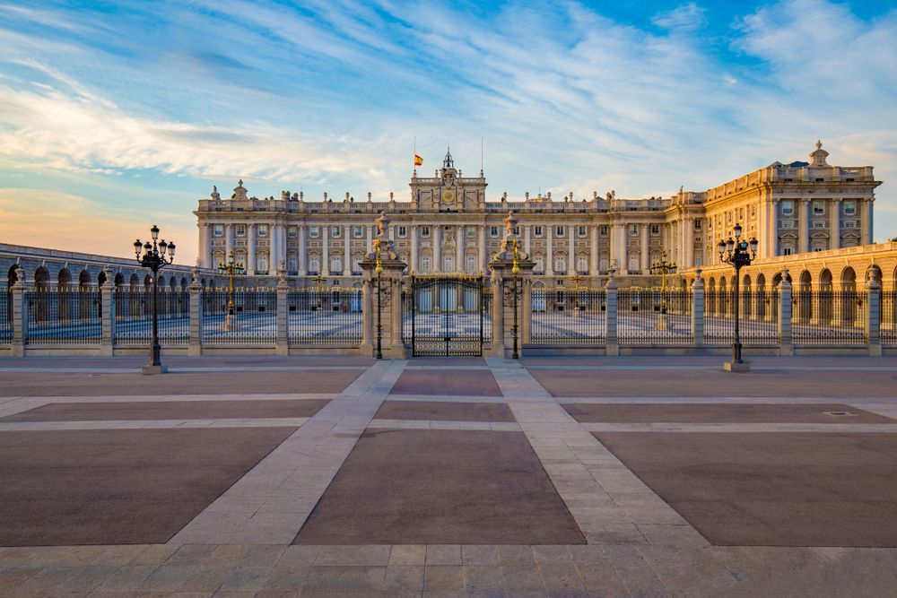 https://mdw-travel-data-us-east-1.s3.amazonaws.com/img/country/Spain/Royal-Palace-of-Madrid/img_03.jpg