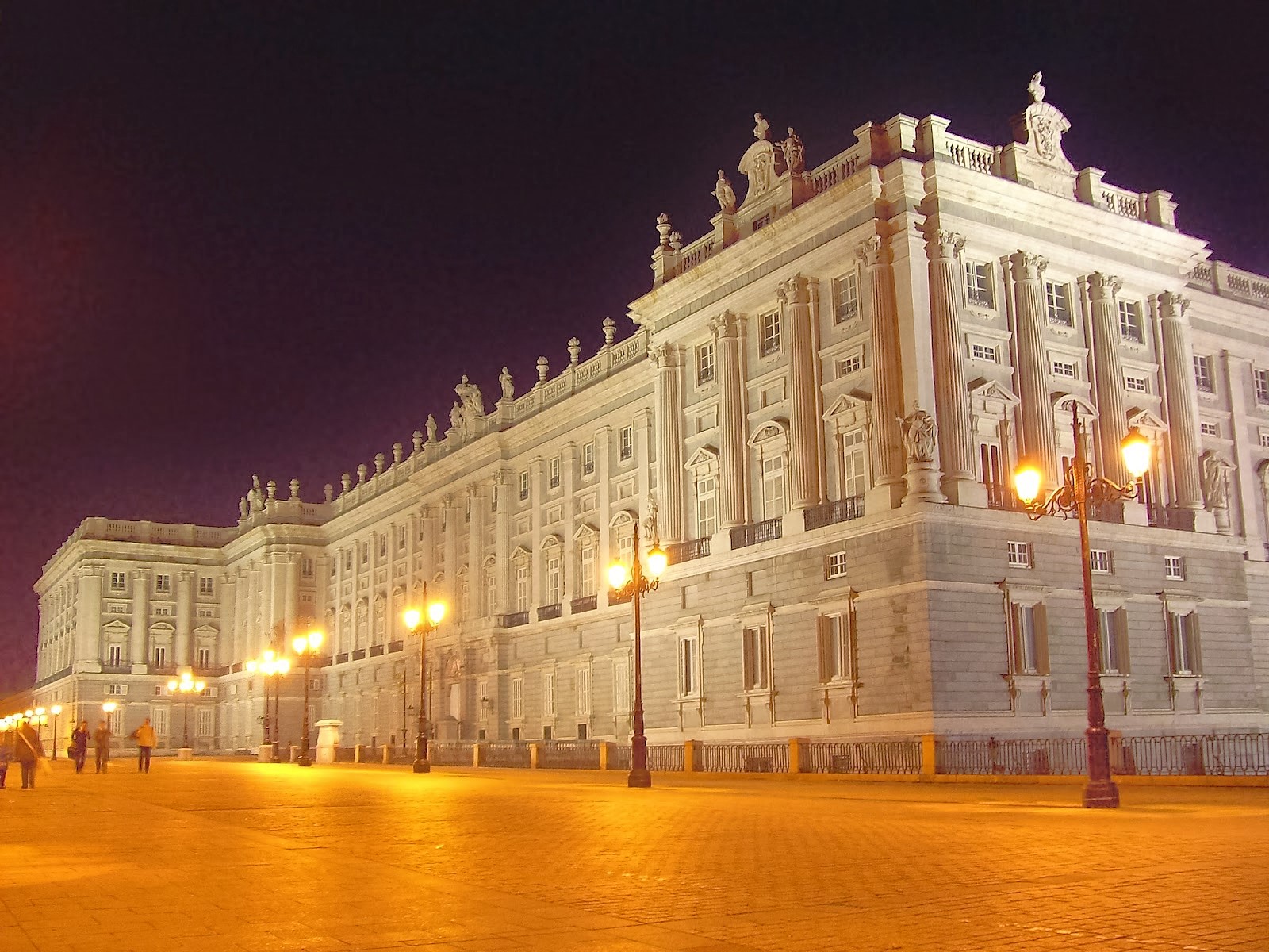 https://mdw-travel-data-us-east-1.s3.amazonaws.com/img/country/Spain/Royal-Palace-of-Madrid/img_05.jpg