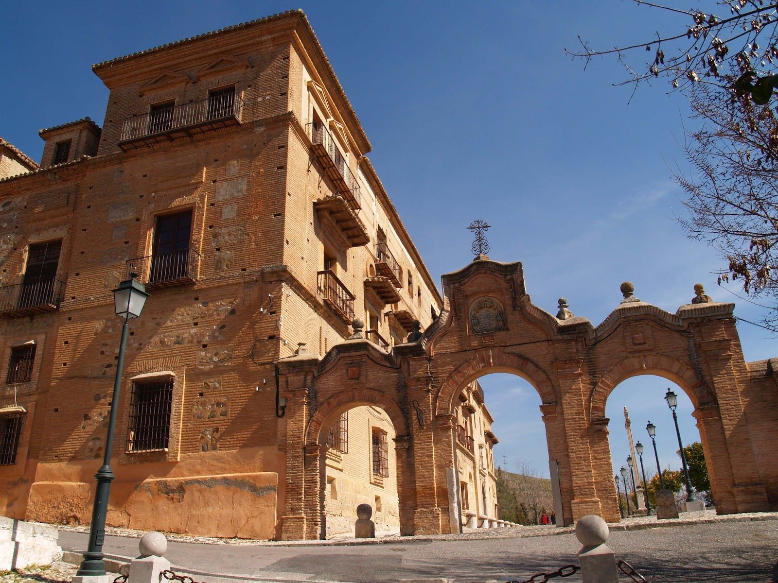 https://mdw-travel-data-us-east-1.s3.amazonaws.com/img/country/Spain/Sacromonte-Abbey/img_04.jpg