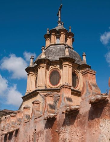 https://mdw-travel-data-us-east-1.s3.amazonaws.com/img/country/Spain/Sacromonte-Abbey/img_05.jpg