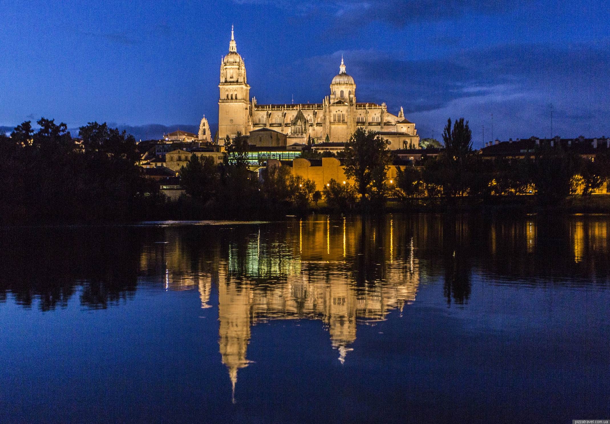 https://mdw-travel-data-us-east-1.s3.amazonaws.com/img/country/Spain/Salamanca-Cathedral/img_03.jpg