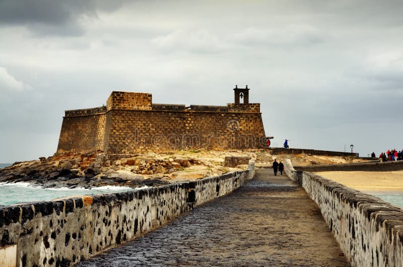 https://mdw-travel-data-us-east-1.s3.amazonaws.com/img/country/Spain/San-Gabriel-Castle/img_00.jpg