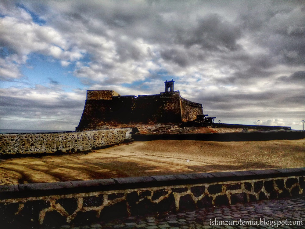 https://mdw-travel-data-us-east-1.s3.amazonaws.com/img/country/Spain/San-Gabriel-Castle/img_01.jpg