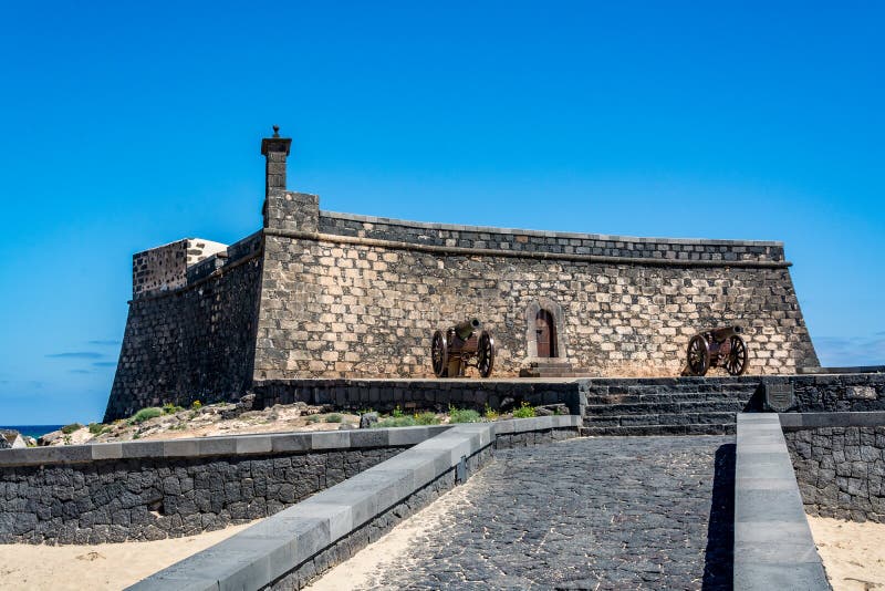 https://mdw-travel-data-us-east-1.s3.amazonaws.com/img/country/Spain/San-Gabriel-Castle/img_04.jpg
