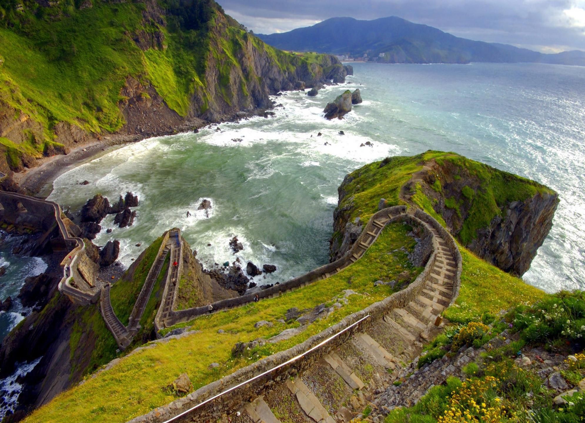 https://mdw-travel-data-us-east-1.s3.amazonaws.com/img/country/Spain/San-Juan-de-Gaztelugatxe/img_03.jpg
