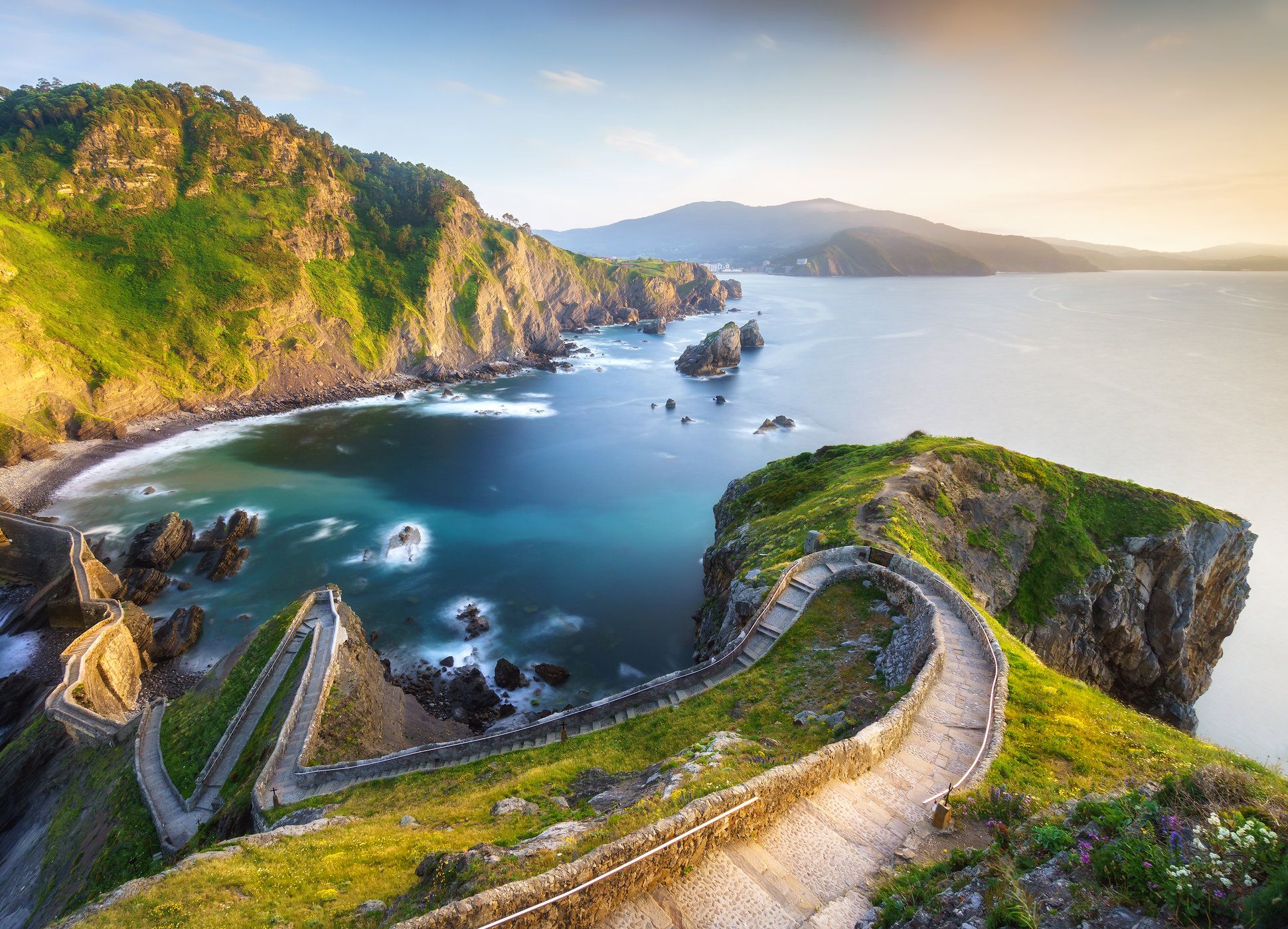 https://mdw-travel-data-us-east-1.s3.amazonaws.com/img/country/Spain/San-Juan-de-Gaztelugatxe/img_04.jpg
