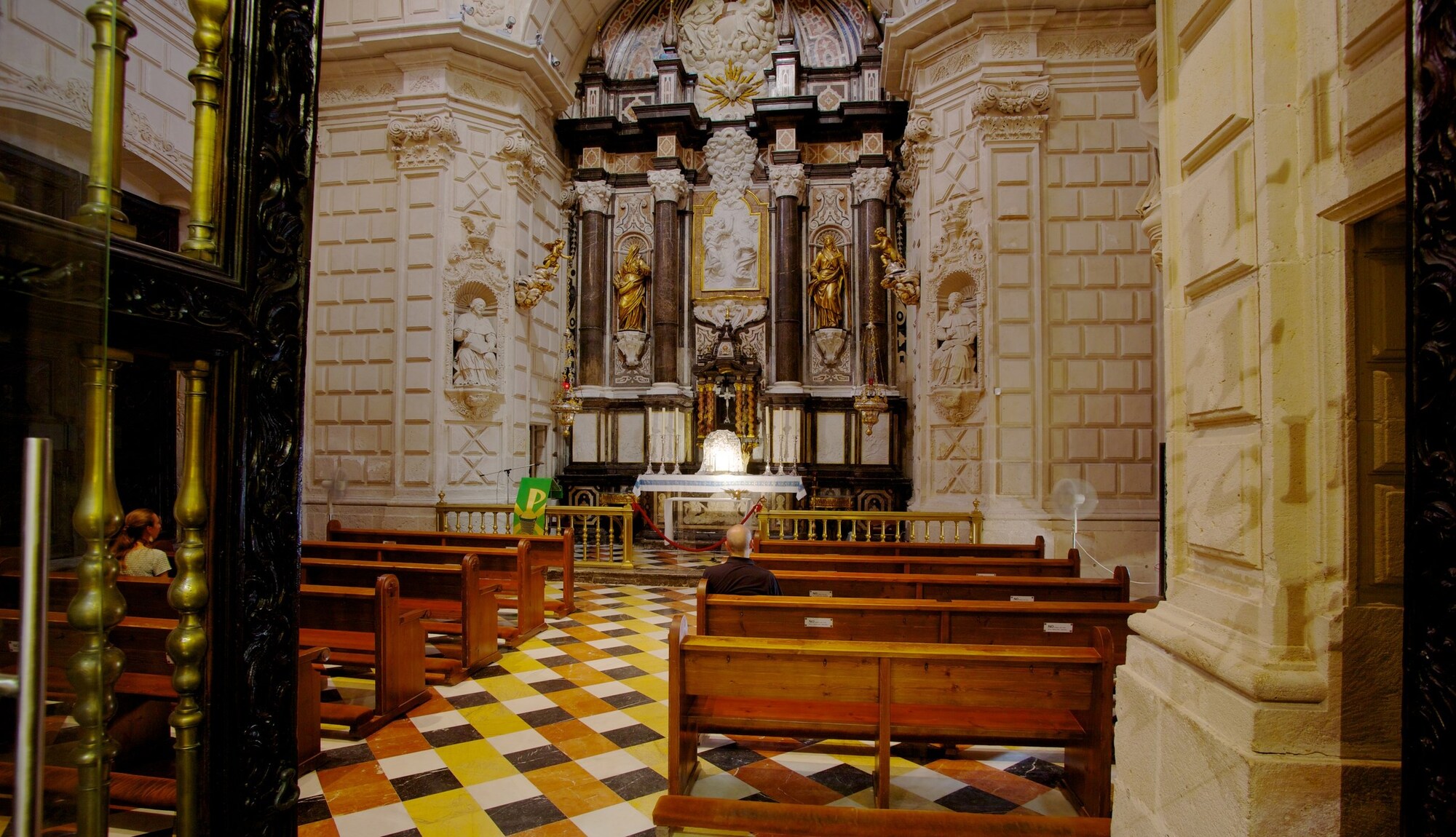 https://mdw-travel-data-us-east-1.s3.amazonaws.com/img/country/Spain/San-Nicolas-Cathedral/img_05.jpg