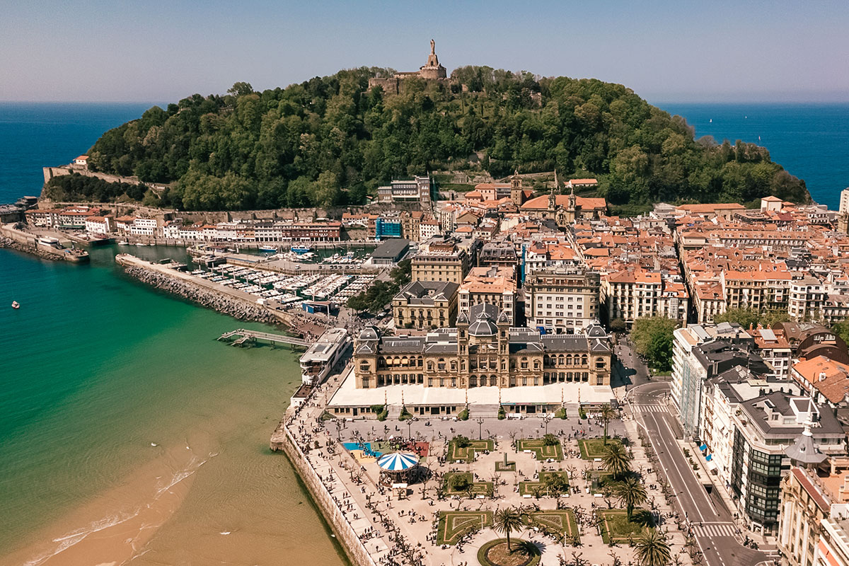 https://mdw-travel-data-us-east-1.s3.amazonaws.com/img/country/Spain/San-Sebastian-City-Hall/img_00.jpg