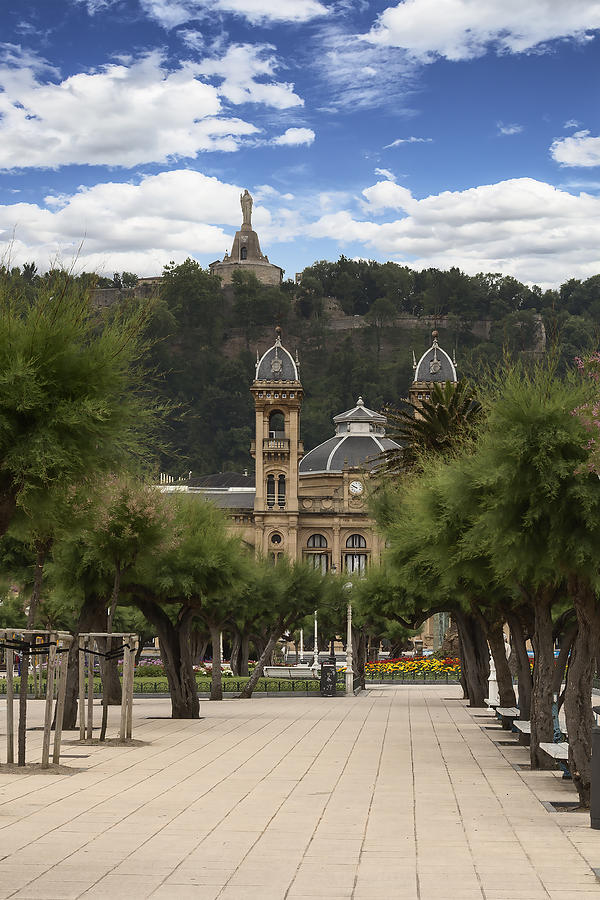 https://mdw-travel-data-us-east-1.s3.amazonaws.com/img/country/Spain/San-Sebastian-City-Hall/img_03.jpg