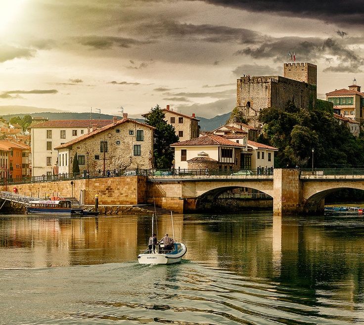 https://mdw-travel-data-us-east-1.s3.amazonaws.com/img/country/Spain/San-Vicente-de-la-Barquera-Old-Town/img_01.jpg