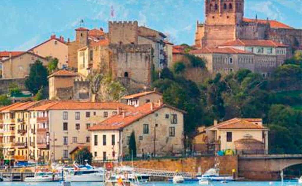 https://mdw-travel-data-us-east-1.s3.amazonaws.com/img/country/Spain/San-Vicente-de-la-Barquera-Old-Town/img_02.jpg
