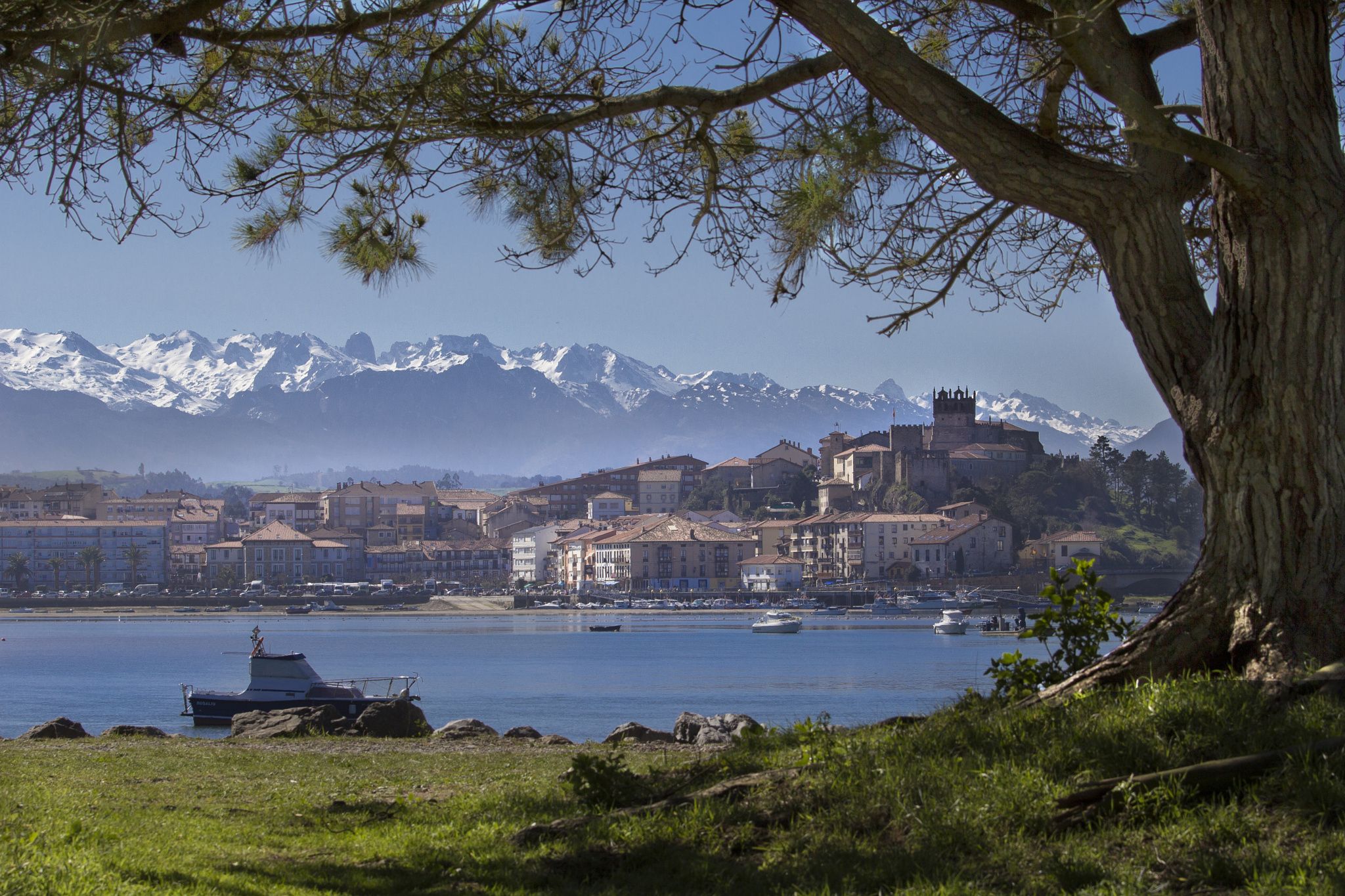 https://mdw-travel-data-us-east-1.s3.amazonaws.com/img/country/Spain/San-Vicente-de-la-Barquera-Old-Town/img_03.jpg