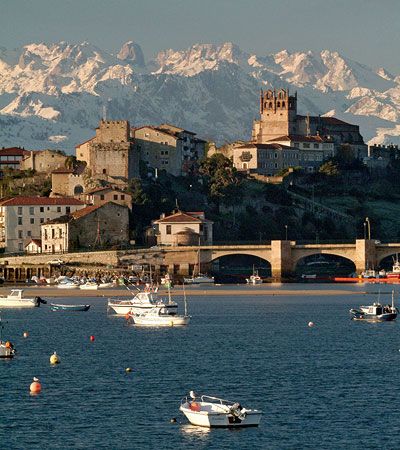 https://mdw-travel-data-us-east-1.s3.amazonaws.com/img/country/Spain/San-Vicente-de-la-Barquera-Old-Town/img_05.jpg