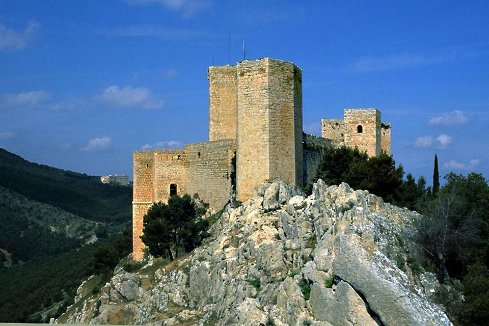 https://mdw-travel-data-us-east-1.s3.amazonaws.com/img/country/Spain/Santa-Catalina-Castle/img_01.jpg