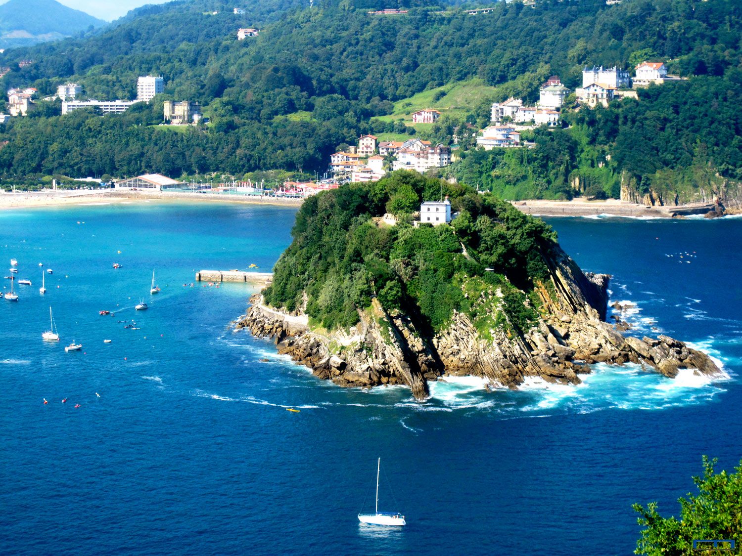 https://mdw-travel-data-us-east-1.s3.amazonaws.com/img/country/Spain/Santa-Clara-Island/img_00.jpg