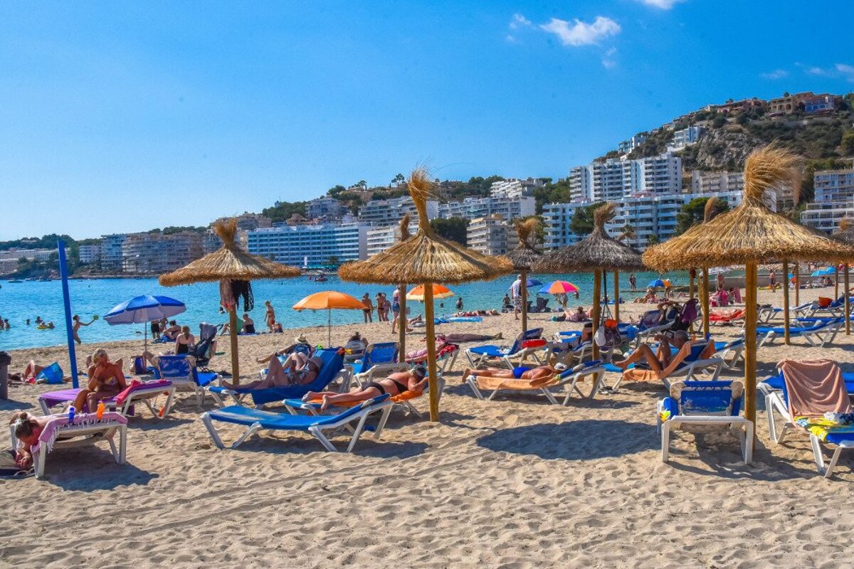 https://mdw-travel-data-us-east-1.s3.amazonaws.com/img/country/Spain/Santa-Ponsa-Beach/img_02.jpg