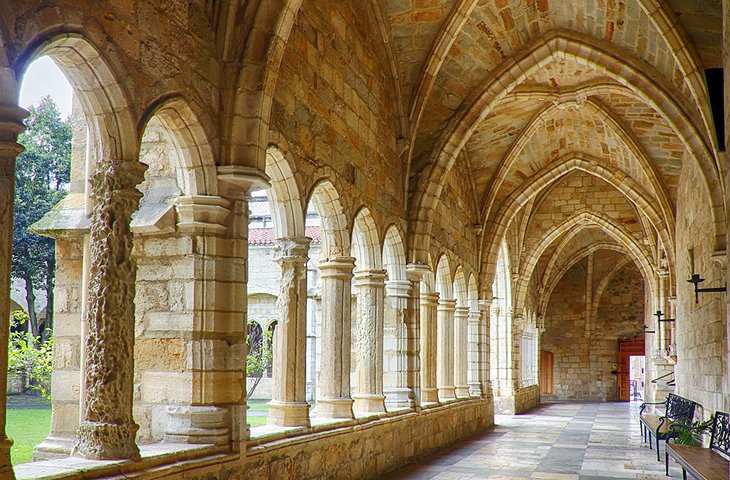 https://mdw-travel-data-us-east-1.s3.amazonaws.com/img/country/Spain/Santander-Cathedral/img_02.jpg