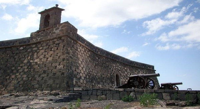 https://mdw-travel-data-us-east-1.s3.amazonaws.com/img/country/Spain/The-Market-of-Arrecife/img_01.jpg