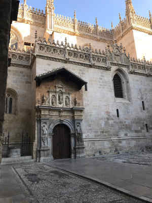 https://mdw-travel-data-us-east-1.s3.amazonaws.com/img/country/Spain/The-Royal-Chapel/img_02.jpg