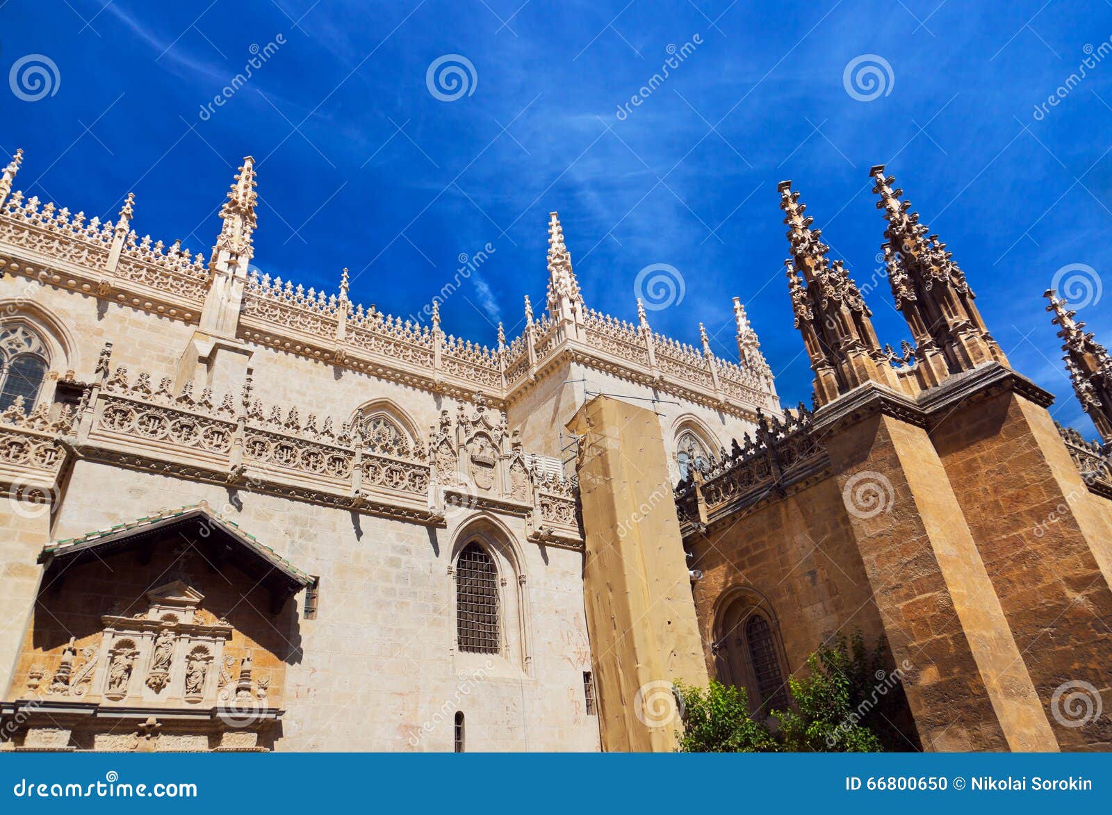 https://mdw-travel-data-us-east-1.s3.amazonaws.com/img/country/Spain/The-Royal-Chapel/img_03.jpg