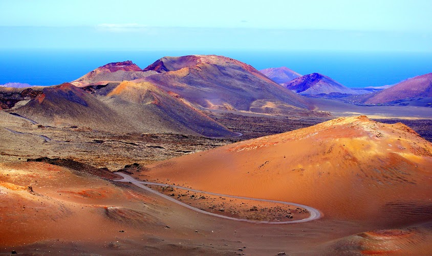 https://mdw-travel-data-us-east-1.s3.amazonaws.com/img/country/Spain/Timanfaya-National-Park/img_00.jpg