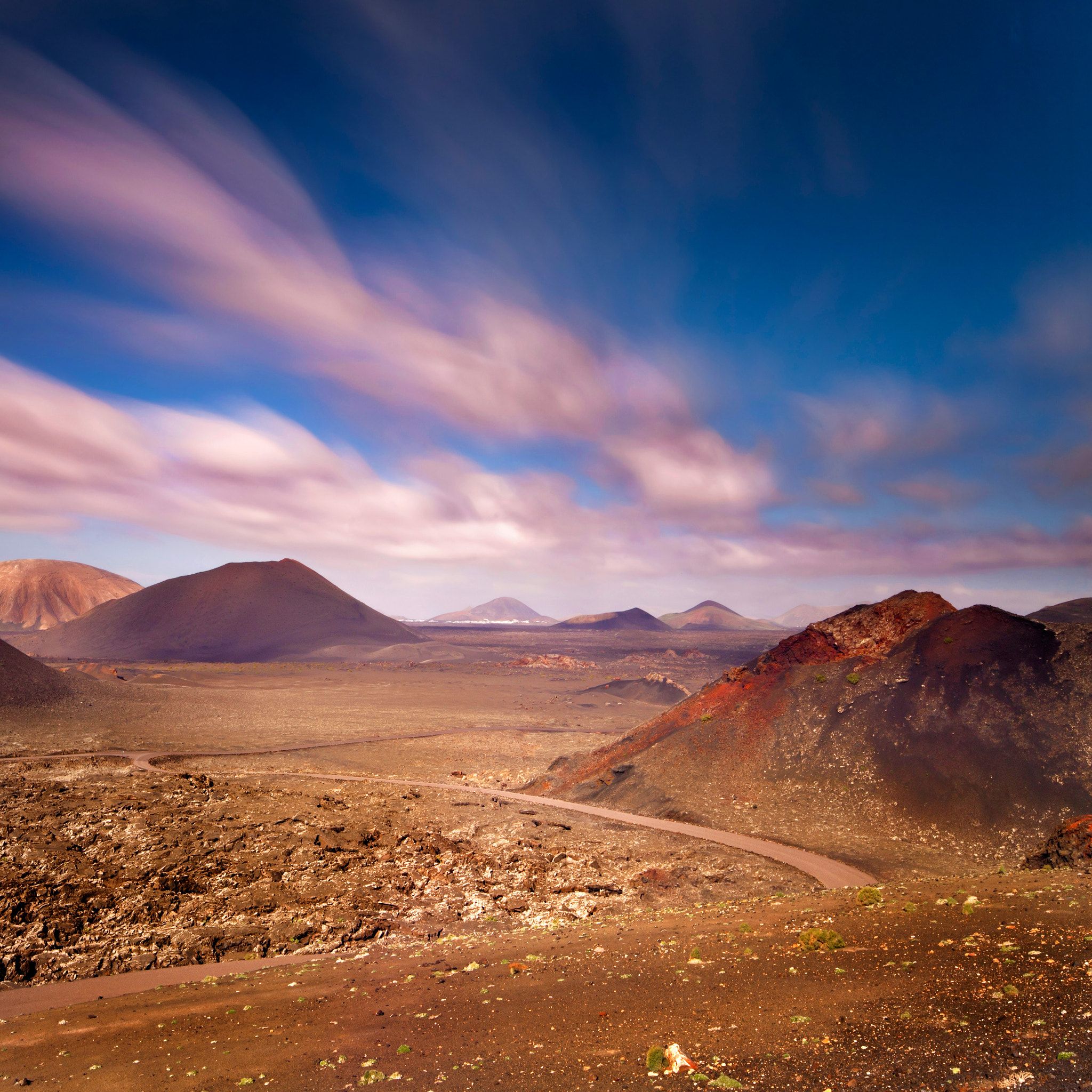 https://mdw-travel-data-us-east-1.s3.amazonaws.com/img/country/Spain/Timanfaya-National-Park/img_02.jpg