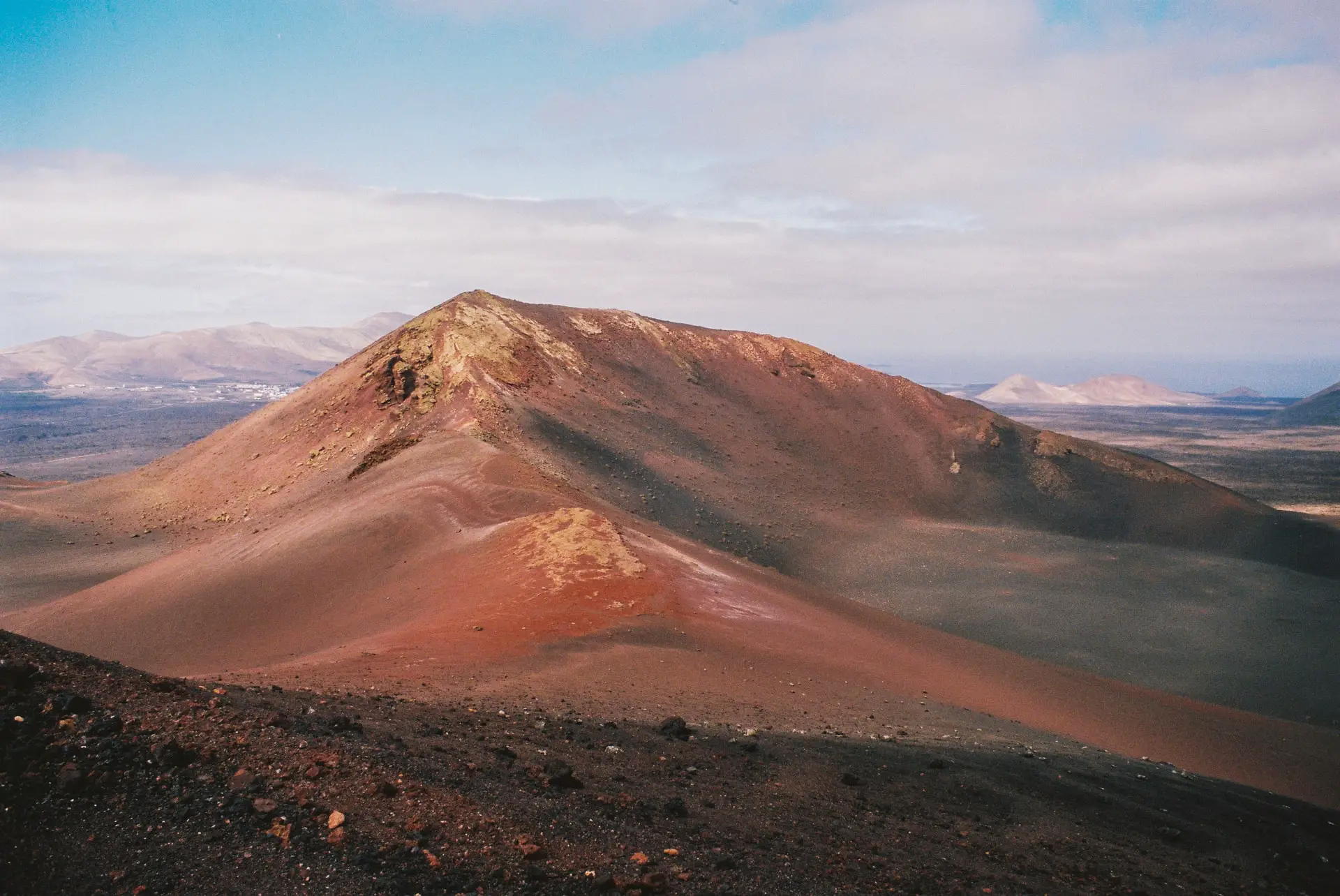 https://mdw-travel-data-us-east-1.s3.amazonaws.com/img/country/Spain/Timanfaya-National-Park/img_05.jpg