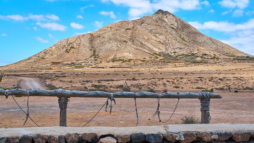 https://mdw-travel-data-us-east-1.s3.amazonaws.com/img/country/Spain/Tindaya-Mountain/img_02.jpg