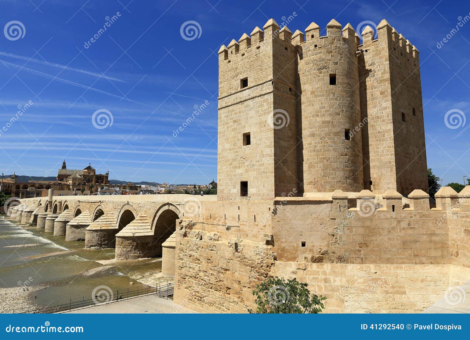 https://mdw-travel-data-us-east-1.s3.amazonaws.com/img/country/Spain/Torre-de-la-Calahorra/img_01.jpg