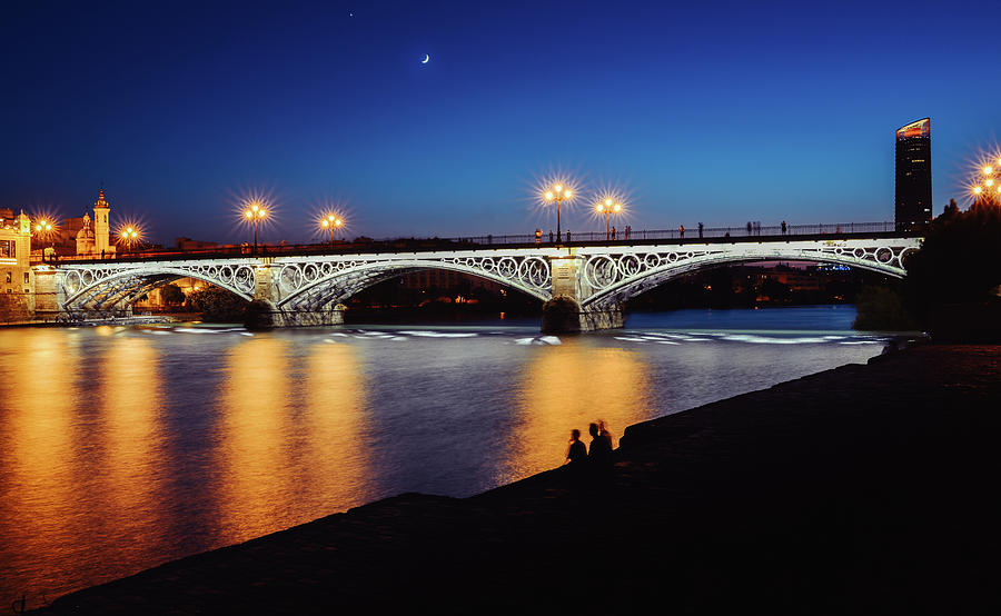 https://mdw-travel-data-us-east-1.s3.amazonaws.com/img/country/Spain/Triana-Bridge/img_01.jpg