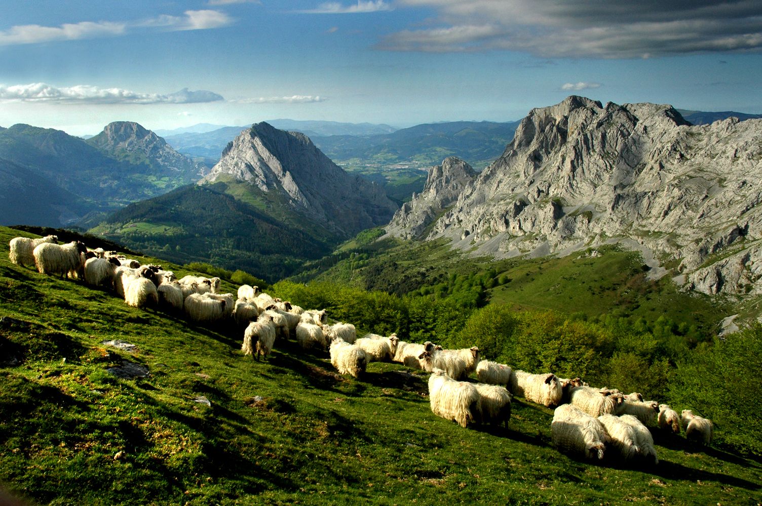 https://mdw-travel-data-us-east-1.s3.amazonaws.com/img/country/Spain/Urkiola-Natural-Park/img_01.jpg